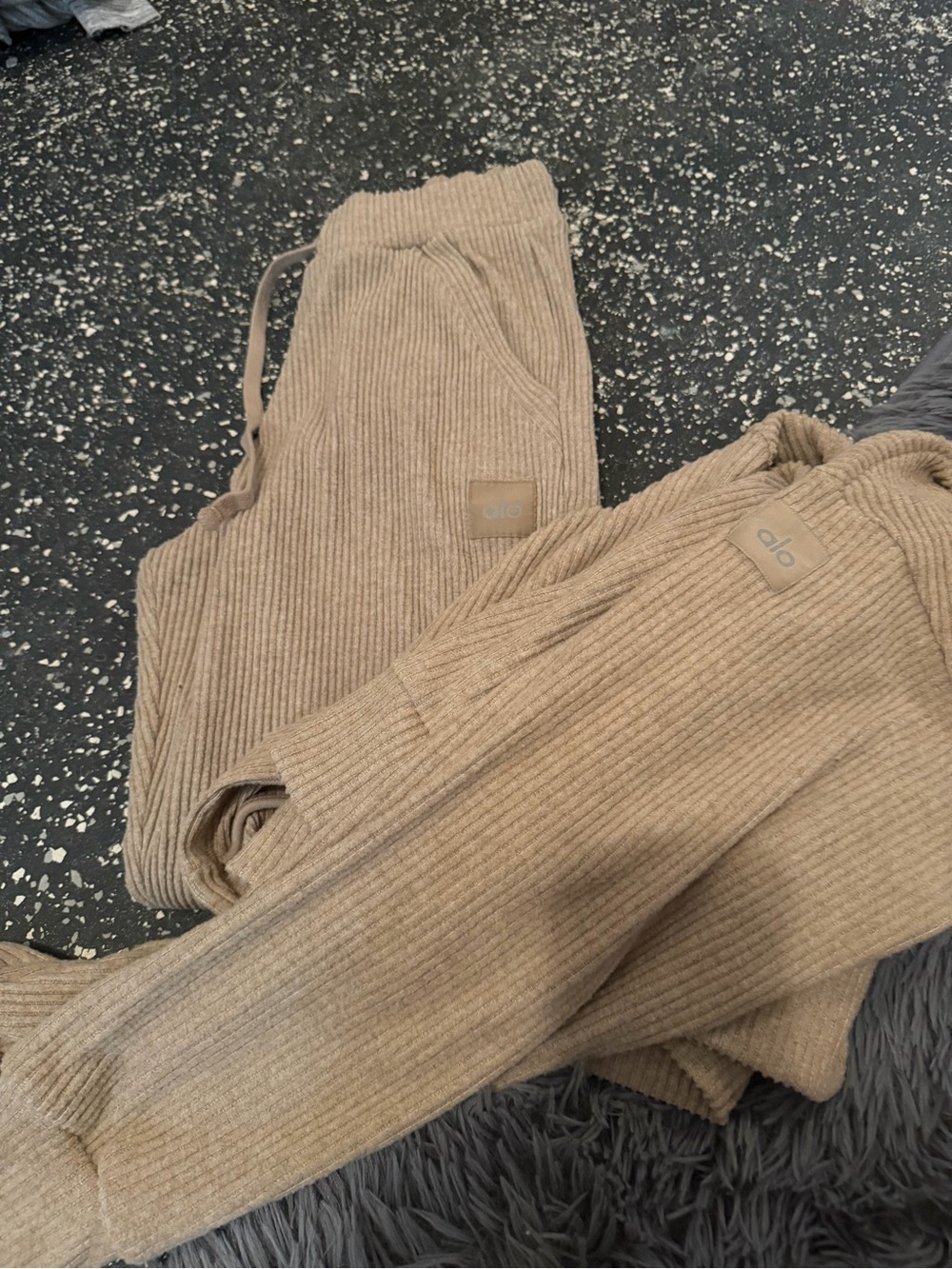 ⭐️ALO Yoga Muse Set in Beige Tan